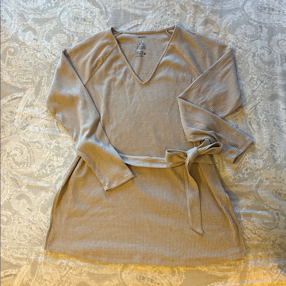 Maternity v-neck lightweight sweater